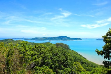 Yüksek açı görünümü deniz gökyüzü ve deniz turistik şehir, Ao Chalong