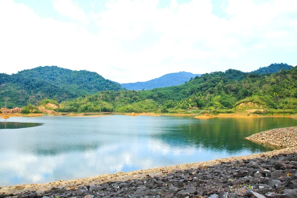 Reservatório de Klonghadsompan em Ranong, Tailândia . — Fotografia de Stock