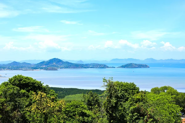 Vista de ángulo alto cielo marino y ciudad turística costera de Ao Chalong — Foto de Stock