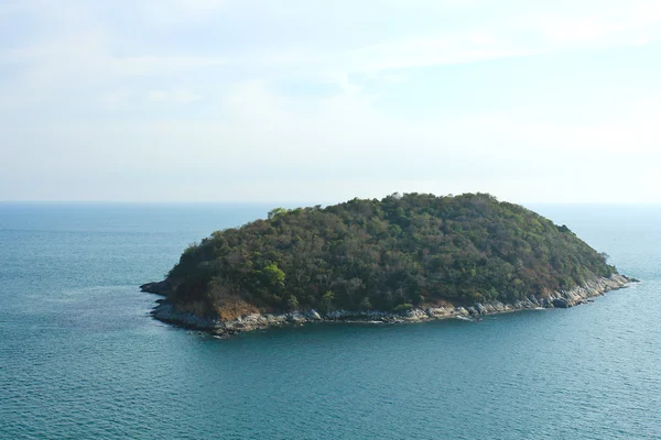 Una piccola isola si trova al largo della costa di Phuket, Thailandia . — Foto Stock