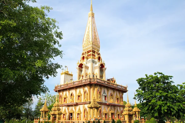 Пагода в Ват-Чалоне или храме Чайтхарам, Пхукет, Таиланд . — стоковое фото
