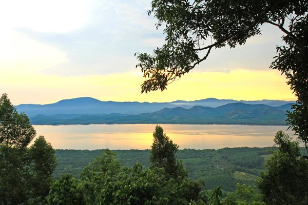 Naplemente a festői pont a Khao Fha CSI, Ranong, Thaiföld. — Stock Fotó