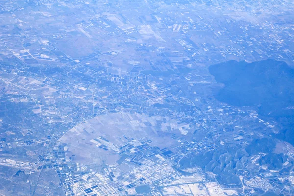 Genre sur une ville à partir d'un avion de la hauteur du vol d'oiseau . — Photo