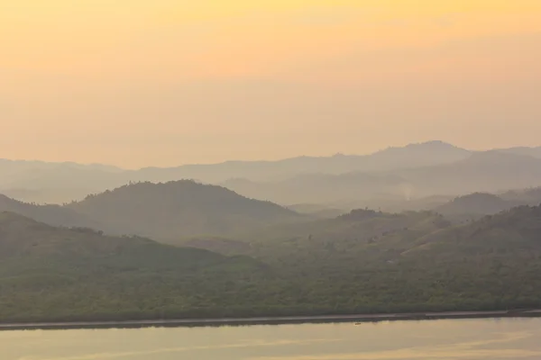 Solnedgång på natursköna punkt av Khao Fha Chee, Ranong, Thailand. — Stockfoto