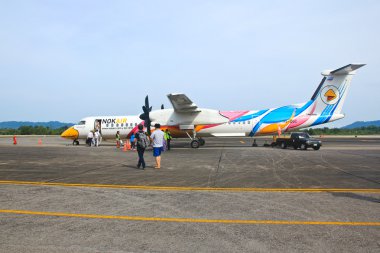 Ranong, Tayland - 8 Mayıs 2016: Arası Nok Air uçak insanlar yürüyüş tanımlanamayan grup 