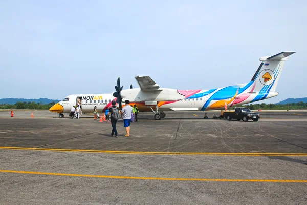 RANONG, THAÏLANDE - 8 MAI 2016 : Un groupe de personnes non identifiées se rend à pied à l'avion de Nok Air — Photo