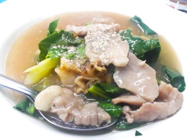 Fried noodle ile domuz eti ve et suyu batırılmış kale