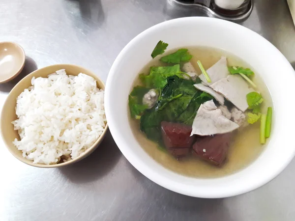 Вареная свиная кровь и внутренности в супе едят с рисом — стоковое фото