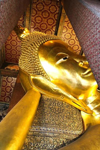 Reclinando estátua de ouro de Buda, Wat Pho, Bangkok, Tailândia . — Fotografia de Stock