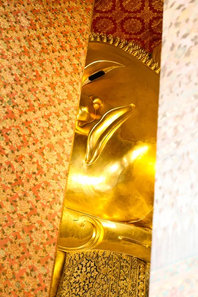 Estatua de oro de Buda en retroceso, Wat Pho, Bangkok, Tailandia . — Foto de Stock