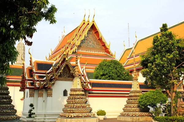 Auténtica arquitectura tailandesa en Wat Pho en Bangkok de Tailandia . —  Fotos de Stock