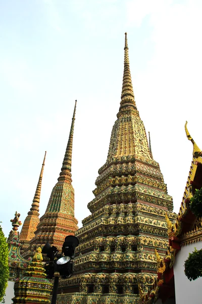 Auténtica arquitectura tailandesa en Wat Pho en Bangkok de Tailandia . — Foto de Stock