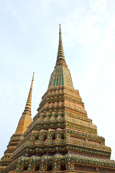 Auténtica arquitectura tailandesa en Wat Pho en Bangkok de Tailandia . —  Fotos de Stock