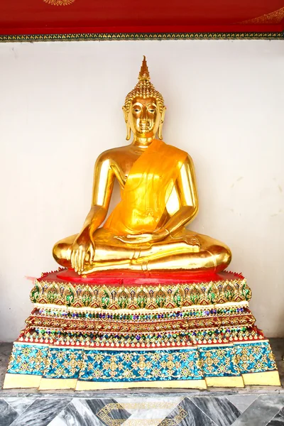 Buda em Wat Pho Temple sequencial muito bem em Bangkok, Tailândia . — Fotografia de Stock