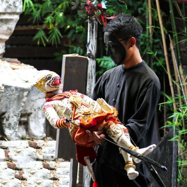 Bangkok, Tayland - 15 Mayıs: Klong Bang Luang 15 Mayıs 2016 üzerinde Bangkok, Tayland, geleneksel Tay Khon kukla gözlük