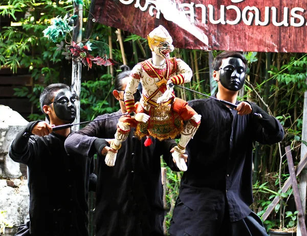 BANGKOK, THAILAND - May 15 : Traditional Thai Khon puppet spectacle at Klong Bang Luang on May 15, 2016 in Bangkok, Thailand — Stock Photo, Image