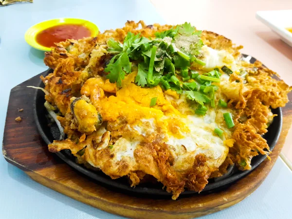 Comida tailandesa, panqueca de mexilhão frito na panela quente — Fotografia de Stock