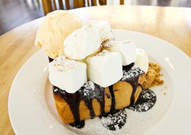 Dondurma ve hatmi ile çikolata bal tost