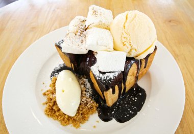 Dondurma ve hatmi ile çikolata bal tost