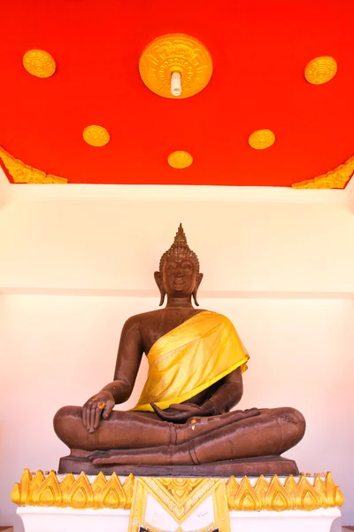 Estatua de Buda en Wat Phra Mahathat, Ratchaburi, Tailandia . —  Fotos de Stock