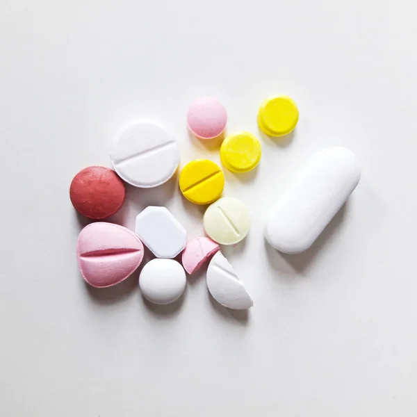 Färgglada piller på vit — Stockfoto