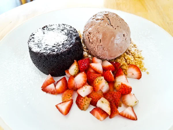 Lava de chocolate com sorvete e morango — Fotografia de Stock