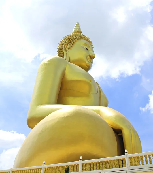 Grande oro e arte del buddha a Wat muang — Foto Stock