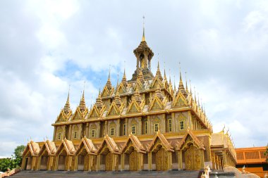Golden pagoda adlı Wat Tha Sung tapınak Uthai Thani, Tayland.