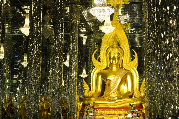 Goldene Buddha-Statue im Kathedralenglas, Tempel in Uthai Thani , — Stockfoto