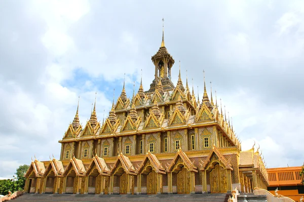 Zlatá pagoda na Wat Tha Sung chrámu v Uthai Thani, Thajsko. — Stock fotografie