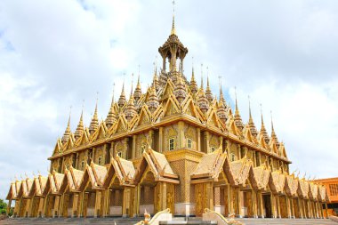 Golden pagoda adlı Wat Tha Sung tapınak Uthai Thani, Tayland.