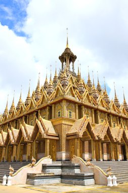 Golden pagoda adlı Wat Tha Sung tapınak Uthai Thani, Tayland.