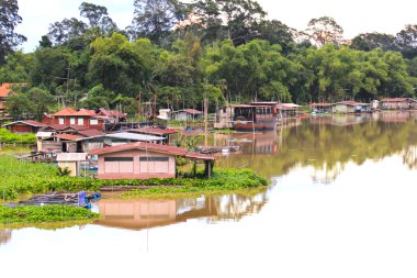 Tay tarzı yüzen ev, Uthai Thani, Tayland.