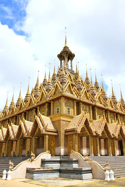 Zlatá pagoda na Wat Tha Sung chrámu v Uthai Thani, Thajsko. — Stock fotografie