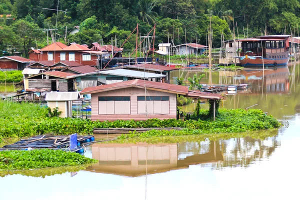 Casa flotante de estilo tailandés, Uthai Thani, Tailandia . — Foto de Stock