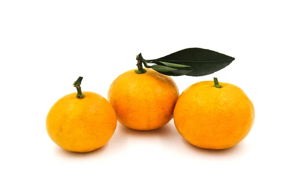 Fruto naranja aislado sobre fondo blanco. — Foto de Stock