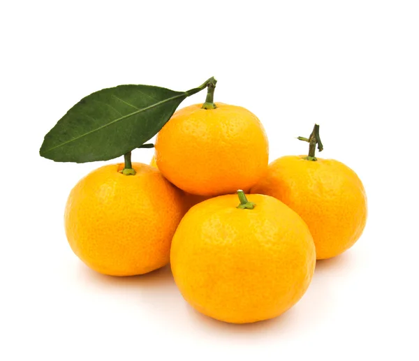 Fruto naranja aislado sobre fondo blanco. — Foto de Stock