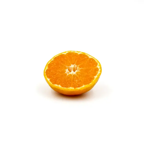 Плоды апельсина на белом фоне. — стоковое фото