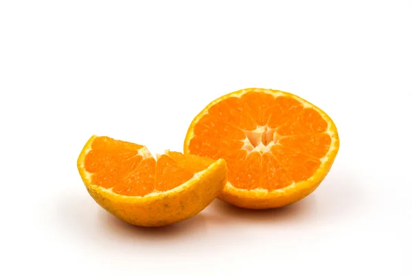 ผลส้มแยกกันบนพื้นหลังสีขาว . — ภาพถ่ายสต็อก