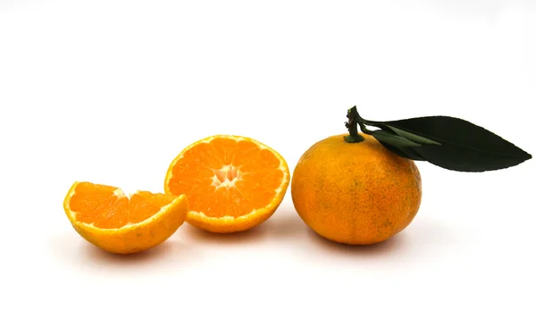 Beyaz arkaplanda portakal meyvesi izole. — Stok fotoğraf