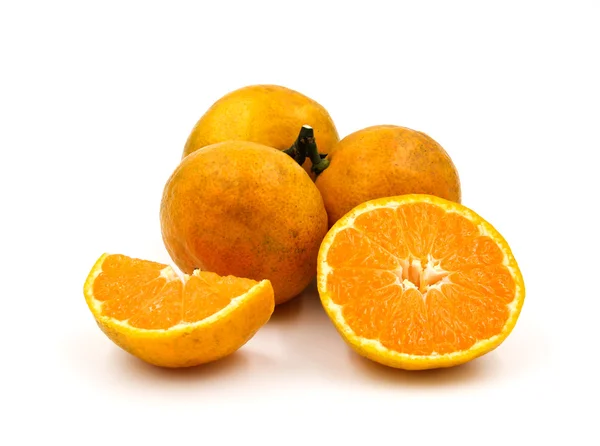 Fruto naranja aislado sobre fondo blanco. — Foto de Stock