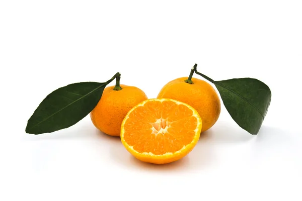 Fruto naranja aislado sobre fondo blanco. — Foto de Stock