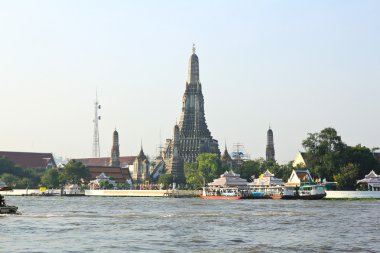 dawn, bangko chao phraya Nehri üzerinde wat arun Tapınağı