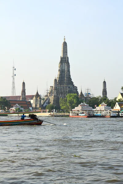 Il Tempio dell'Alba, Wat Arun, sul fiume Chao Phraya a Bangko — Foto Stock