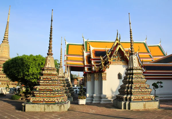 Authentic Thai Architecture in Wat Pho at Bangkok of Thailand. — Stock Photo, Image