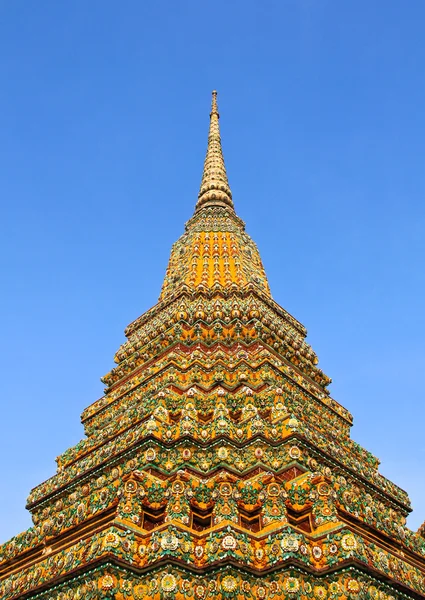 Autentisk thailändsk arkitektur i wat pho i bangkok i thailand. — Stockfoto