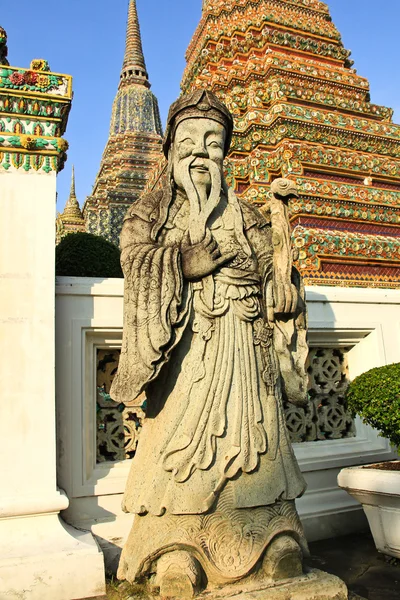 Antica statua nel complesso di Wat Pho, il Tempio del Recl — Foto Stock