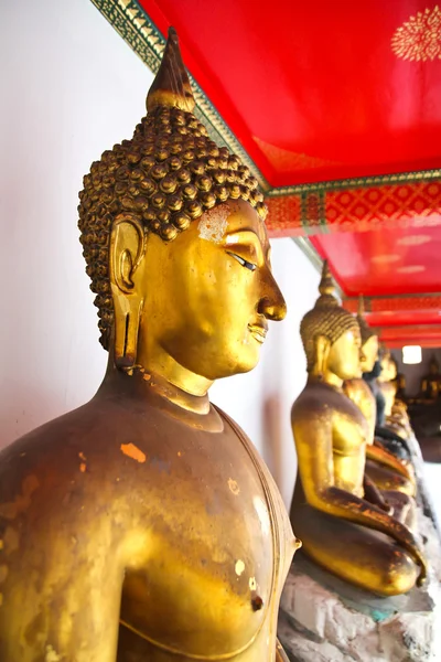 Buddha ve Wat Pho chrámu sekvenční pěkně v Bangkoku, Thajsko. — Stock fotografie