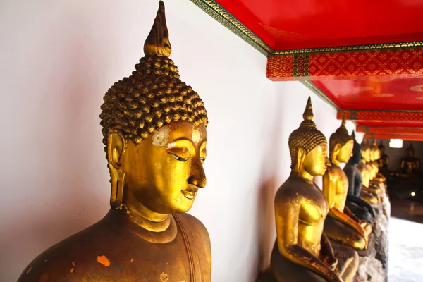 Buddha nel tempio di Wat Pho sequenziale piacevolmente a Bangkok, Thailandia . — Foto Stock