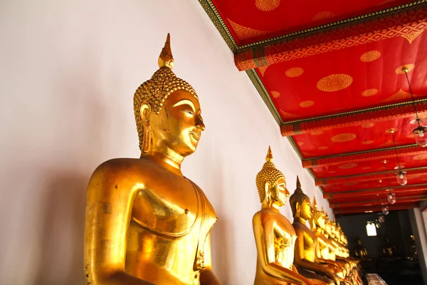 タイのバンコクにあるワット・ポー寺院の連続した仏像. — ストック写真